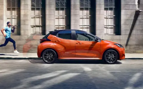 Ile paliwa do Yaris III? Bak 42L/36L i zaskakujący zasięg hybrydy