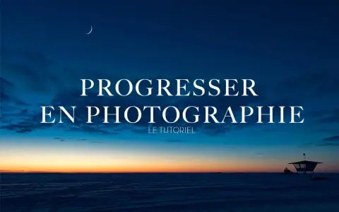 Un ciel crépusculaire bleu profond avec une lune fine au-dessus d'un paysage enneigé. Le texte "Progresser en photographie" invite à apprendre.