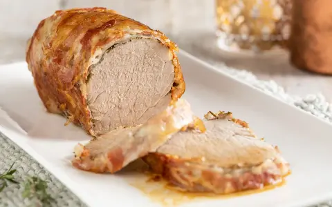 Filetto di maiale avvolto nel bacon, un'idea gustosa per le tue ricette.