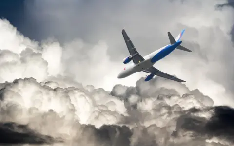 Flygplan kämpar sig fram genom mörka moln, en dramatisk scen av turbulens i luften.
