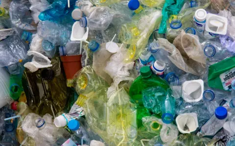 Góra plastiku, butelki po napojach, opakowania po jogurtach, słomki i inne odpady, które można zaklasyfikować jako kod odpadu 20 03 01.