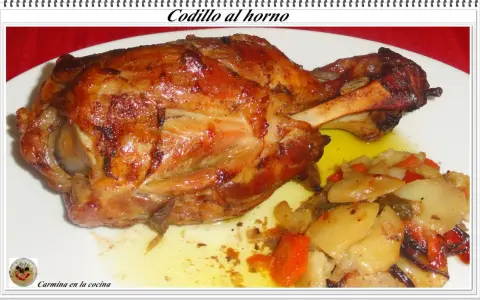 Codillo al horno, una jugosa y dorada pata de cerdo asada, acompañada de patatas y verduras. ¡Una receta tradicional irresistible!