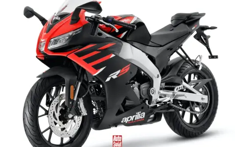 Sportowy motocykl Aprilia RS 125 w czerwono-czarnych barwach. Idealny do pierwszej jazda 125 na b bez 3 lat.