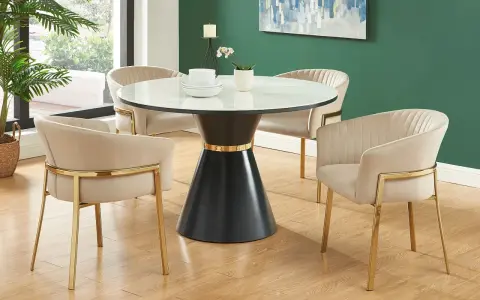 Un ensemble élégant : quatre chaises modernes en velours beige avec pieds dorés autour d'une table ancienne au design unique.