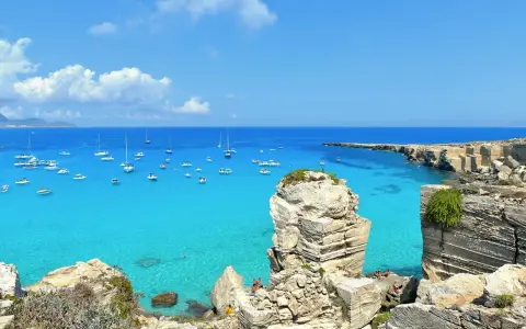 Acque cristalline e barche ancorate, un paradiso che fa sognare dove si trova l'isola di Favignana.