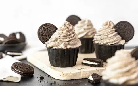 Köstliche Oreo Muffins mit cremigem Topping und ganzen Keksen dekoriert. Ein Traum für jeden Schokoladenliebhaber!
