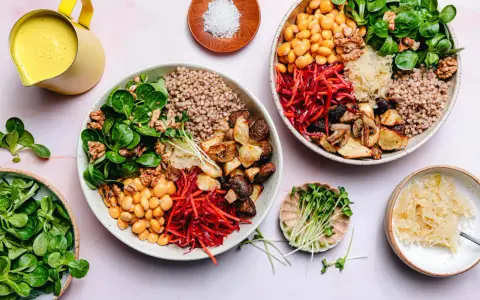 Bunte Bowls mit Buchweizen, Linsen, Gemüse und Nüssen – inspirierende planetary health diet rezepte für eine gesunde Ernährung.