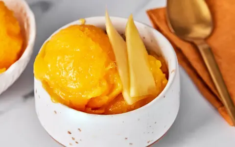 Erfrischendes Mango Sorbet, perfekt für ein leichtes Dessert. Dieses Mango Sorbet Rezept ist einfach und lecker.