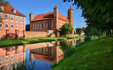 Zamek w Pułtusku zachwyca odbiciem w wodzie. Idealne miejsce na zwiedzanie i podziwianie historii.