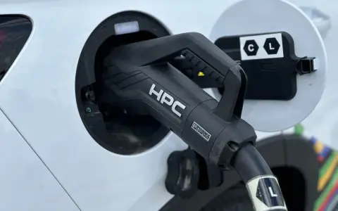 Napięcie w aucie elektrycznym: 400V czy 800V? Co musisz wiedzieć?