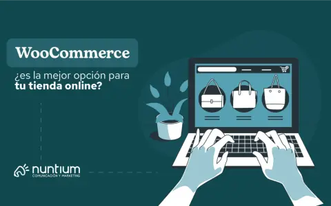Manos teclean en portátil mostrando bolsos, preguntando si WooCommerce es la mejor opción para tu tienda online.