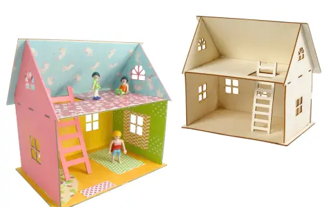 Plan maquette maison en bois décorée avec des figurines, et une autre maison en bois brute.