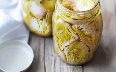 Carciofi sott'olio, una deliziosa ricetta pugliese per conservare il sapore autentico.
