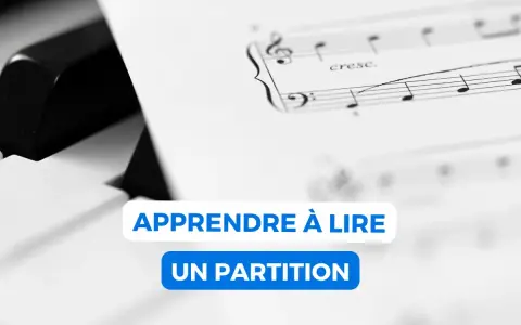 Clavier de piano avec une partition de musique. Apprendre à lire une partition est la clé pour jouer de la musique.