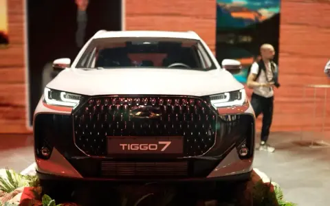 Biały Tiggo 7 z charakterystycznym grillem, gotowy na przygodę jak Korando.