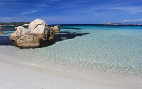 Spiagge La Maddalena raggiungibili a piedi: sabbia bianca, rocce granitiche e acque cristalline turchesi. Un paradiso naturale.