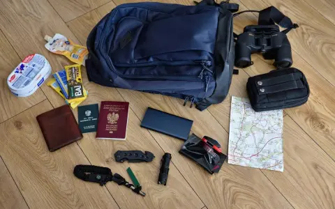 Plecak, paszporty, mapa, lornetka i scyzoryk - wszystko gotowe na wyprawę. Nawet pantałyk się znajdzie!