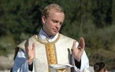 Aktor w stroju kapłańskim, który grał papieża, błogosławi wiernych.