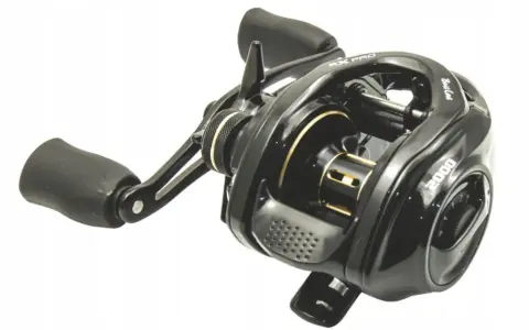 Czarny kołowrotek spro Baitcast 2000 z uchwytem i złotymi detalami.
