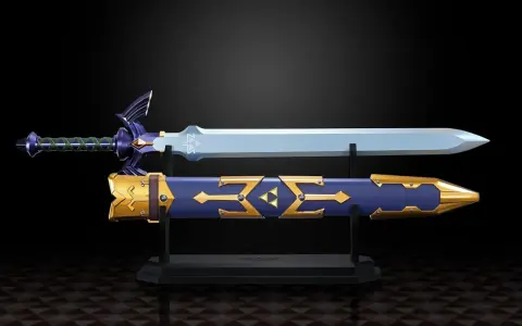 La espada maestra, con su hoja plateada y empuñadura morada, descansa sobre su vaina azul y dorada, lista para la aventura.