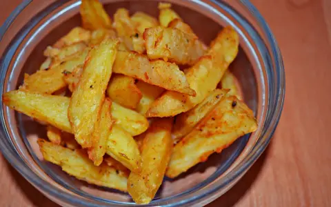Frytki z piekarnika: Ile kcal? Zdrowsza wersja i przepis