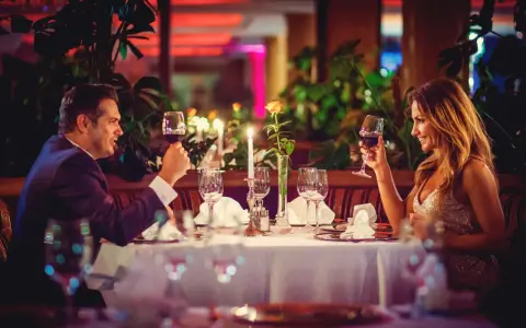 Ile kosztuje obiad w hotelu Gołębiewskim? Sprawdź ceny i zniżki