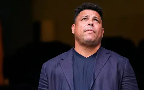 Ronaldo Nazario de Lima, legendarny piłkarz, spogląda w górę zamyślony.