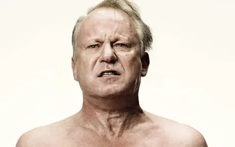 Stellan Skarsgård med intensiv blick, en scen som väcker tankar om hans minnesvärda roller i filmer.