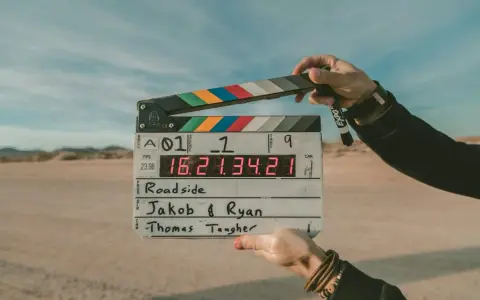 Klapka filmowa z napisem "Roadside", sceną 1, ujęciem 9. To opis filmu po angielsku, gotowy do rozpoczęcia zdjęć.