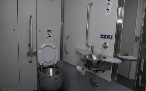 Toalety w Intercity: Jak szybko znaleźć i co musisz wiedzieć?