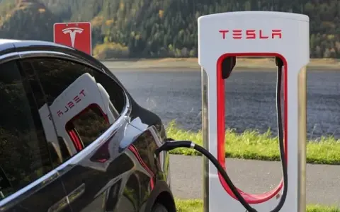 Jak długo ładuje się Tesla? Czas ładowania w różnych modelach