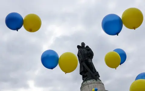 Niebiesko-żółte balony unoszą się nad pomnikiem, symbolizując ukraińską kulturę i tradycje.