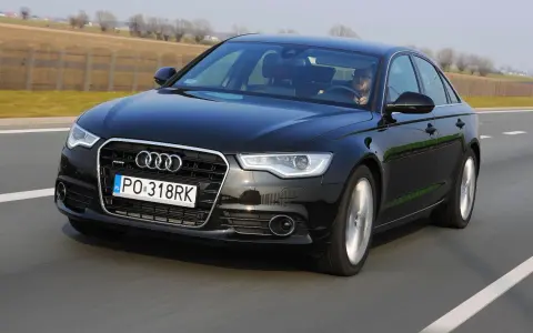 Czarne Audi A6 C7 3.0 TDI Biturbo w ruchu drogowym.