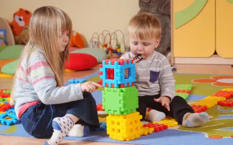 Ile dzieci w żłobku? Poznaj kluczowe przepisy i ograniczenia
