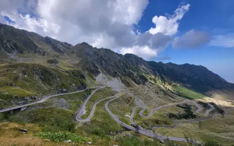 Wężykująca droga w górach Rumunii, idealna na wyprawę motocyklem. Widok zapiera dech w piersiach!