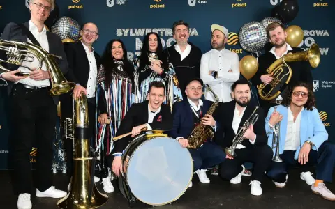 Bum bum orkiestar gotowy do zabawy! Muzycy z instrumentami dętymi i perkusją pozują do zdjęcia.