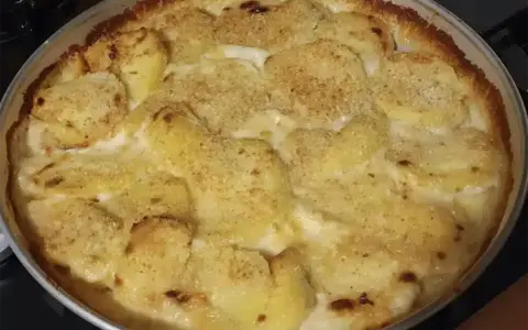 Parmigiana di patate dorata e filante, un comfort food irresistibile.
