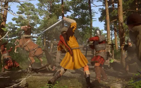 Combate en un bosque de Kingdom Come Deliverance. Un caballero con armadura lucha contra un guerrero con túnica amarilla, mientras un caballo se levanta en pánico. ¡Descubre los kingdom come deliverance trucos para sobrevivir!
