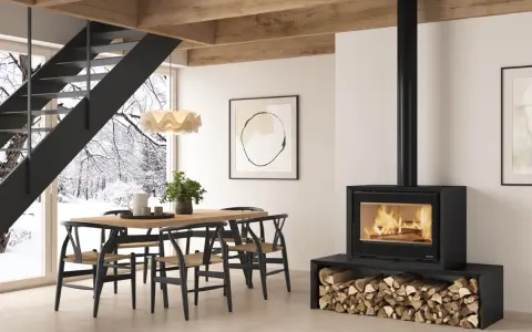 Estufa de leña moderna con fuego encendido, ideal para aprender como hacer calefacción con estufa de leña en un hogar acogedor.