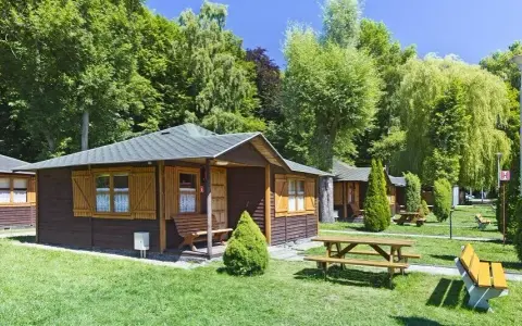 Ile kosztuje nocleg nad morzem? Ceny, które zaskoczą i oszczędzą