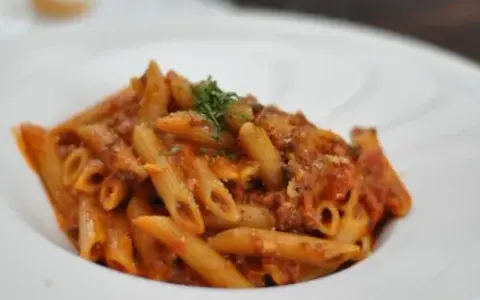 Penne alla Vodka przepis: Kremowy sos, który zawsze wychodzi!