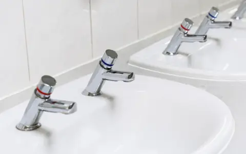 Dlaczego w Anglii są dwa krany? Odkryj zaskakujące powody tej tradycji