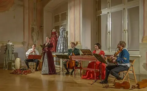 Zespół wykonuje muzykę barokową, być może inspirowaną Henrym Purcellem. Występują w historycznych strojach, z instrumentami smyczkowymi i klawiszowymi.