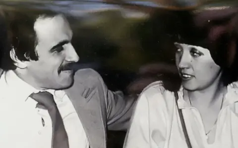 Mężczyzna z wąsami i kobieta rozmawiają. Może to być córka Zuzanna Leśniak z ojcem.