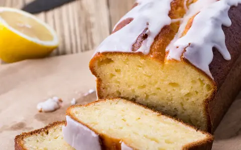 Un délicieux cake citron, glacé et moelleux, prêt à être dégusté. Une recette simple pour un plaisir garanti.