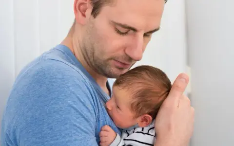 Jak podnosić dziecko z brzuszka bezpiecznie i komfortowo dla malucha