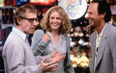 Il cast di Harry a pezzi, Woody Allen, Sharon Stone e Billy Crystal ridono in un negozio di giocattoli.