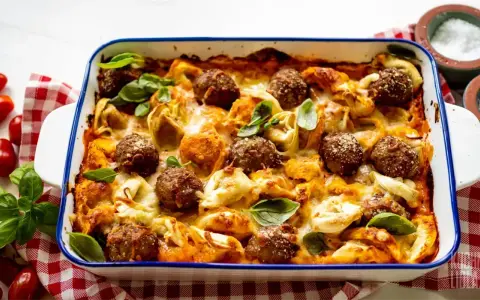 Zapiekanka z tortellini: Idealny przepis na sycący obiad w 30 min