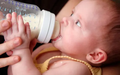 Bambino beve latte da biberon. Cosa fare quando un neonato si soffoca con il latte: consigli pratici per i genitori.