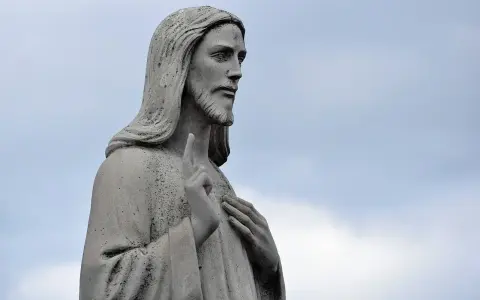Kamienna rzeźba Jezusa z podniesionym palcem, jakby mówił słowa z psalm 102.